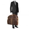 Funda protectora para ropa Louis Vuitton Porte-habits en lona Monogram y cuero natural - Detail D4 thumbnail