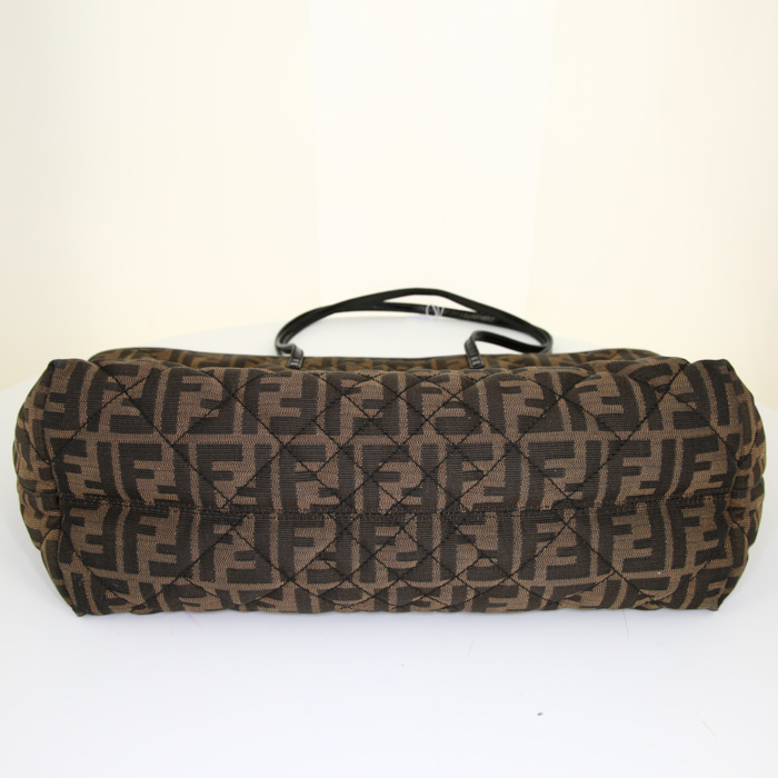 Sac cabas Fendi Zucca en toile monogram bicolore marron et noire et cuir verni noir - Detail D4