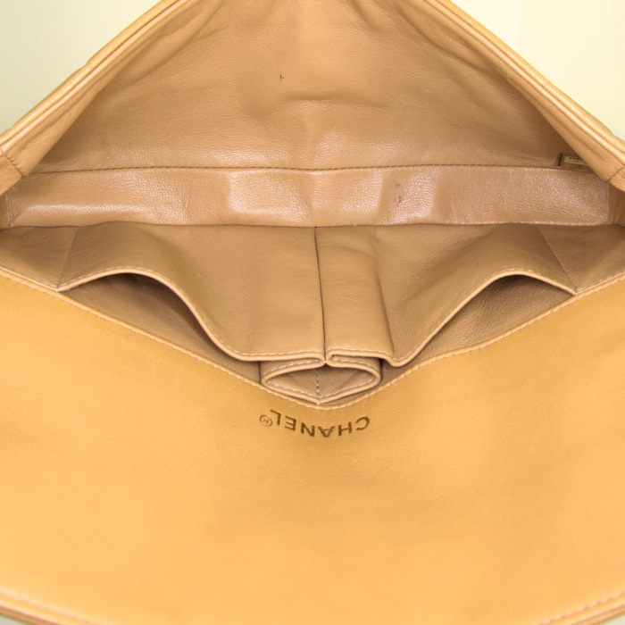 Chanel East West handbag in beige quilted leather - Detail D2