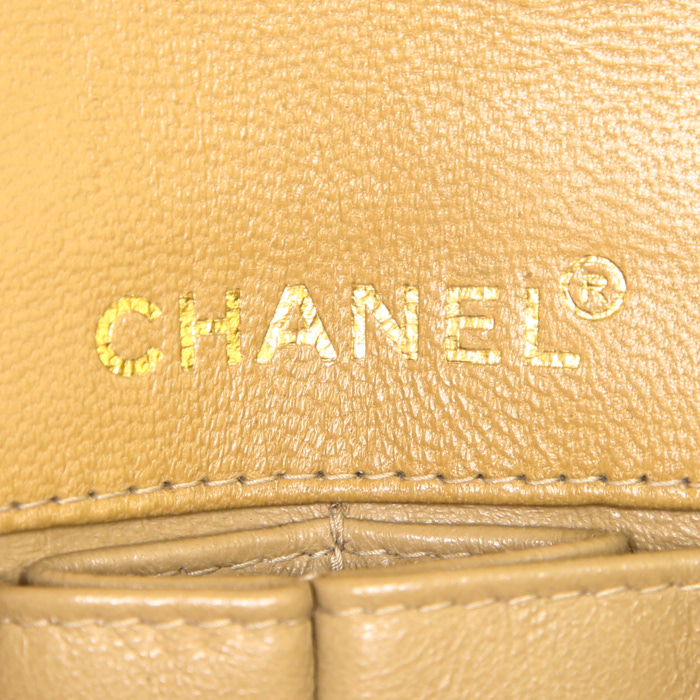Bolso de mano Chanel East West en cuero acolchado beige - Detail D3