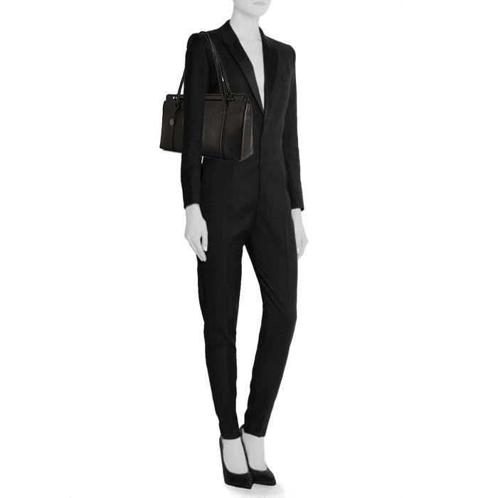 Cartier Cabochon bag worn on the shoulder or carried in the hand in black grained leather - Detail D1