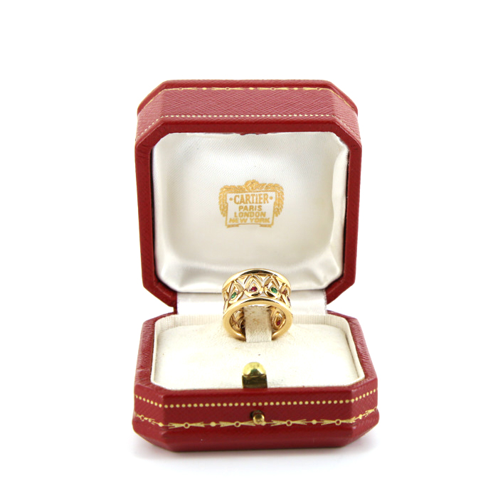 Anello Cartier Tandjore in oro giallo,  smeraldo e rubini - Detail D2