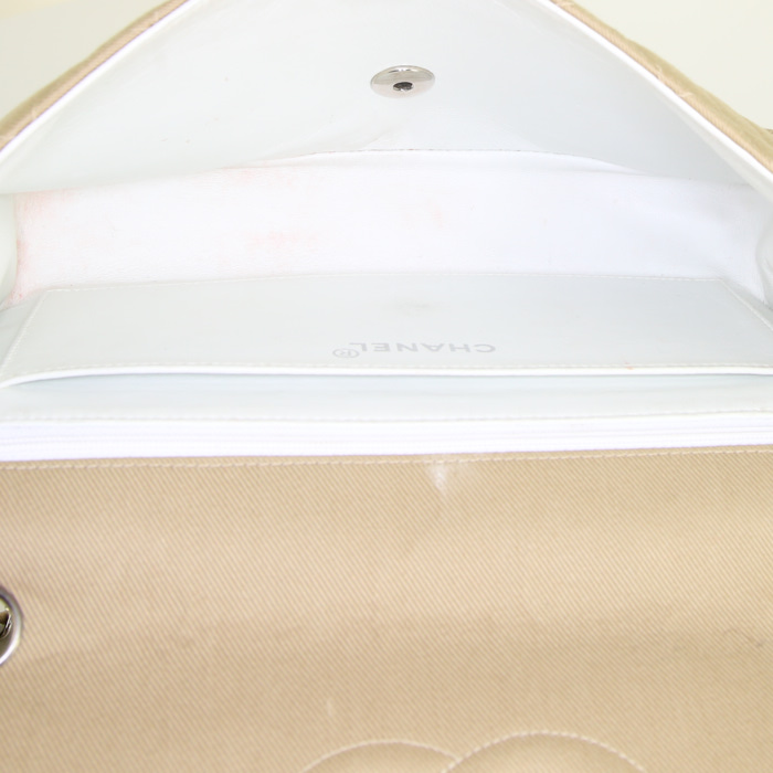 Borsa a tracolla Chanel Timeless Classic in tela trapuntata beige - Detail D2