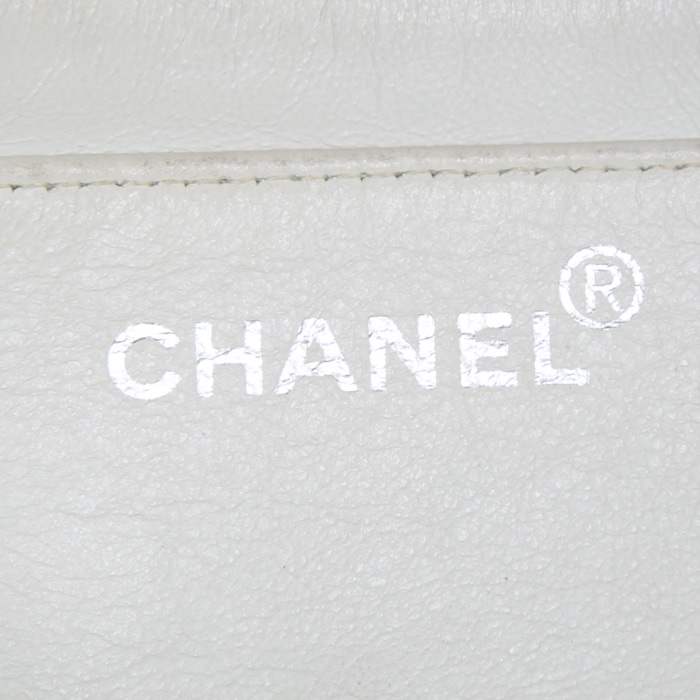 Chanel Timeless Classic shoulder bag in beige quilted canvas - Detail D3