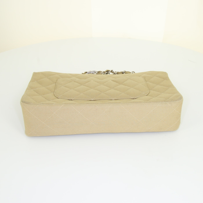 Chanel Timeless Classic shoulder bag in beige quilted canvas - Detail D4