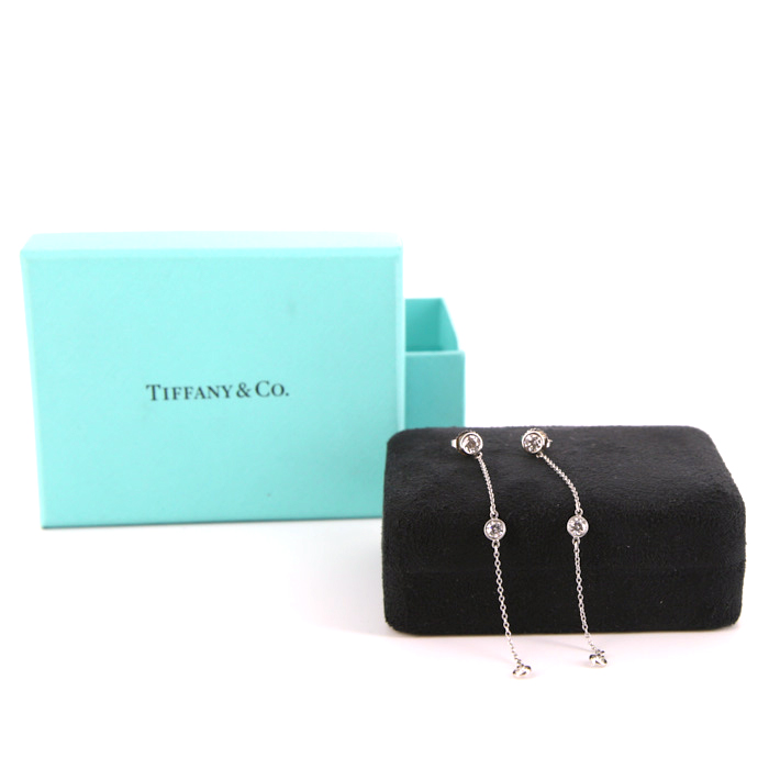 Paire de pendants d'oreilles Tiffany 
Co Diamonds By The Yard en platine et diamants - Detail D2