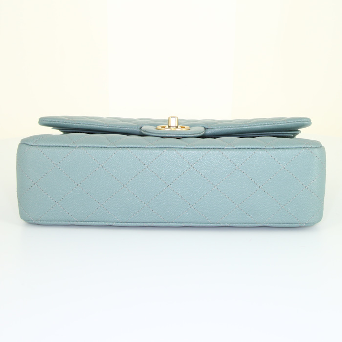 Sac porté épaule ou main Chanel Timeless Classic en cuir matelassé vert Amande - Detail D5