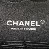 Sac à main Chanel Timeless Classic en jersey blanc et noir et vinyle violet - Detail D4 thumbnail