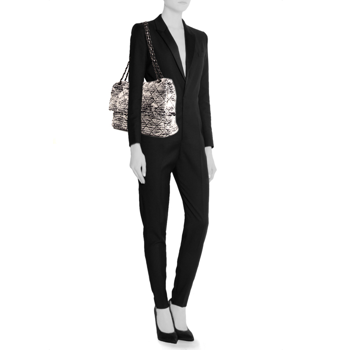 Bolso de mano Chanel Timeless Maxi Jumbo en tejido de lana negro y blanco - Detail D1