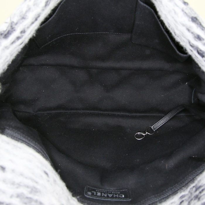 Chanel Timeless Maxi Jumbo handbag in black and white woollen fabric - Detail D3