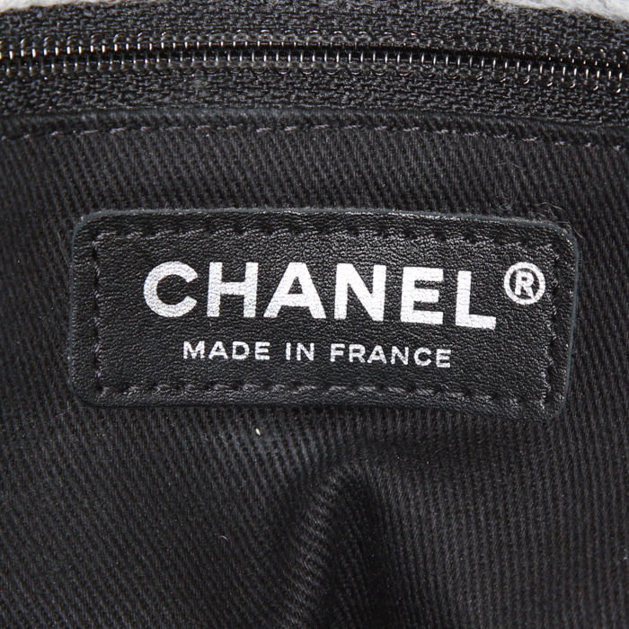 Sac à main Chanel Timeless Maxi Jumbo en lainage noir et blanc - Detail D4