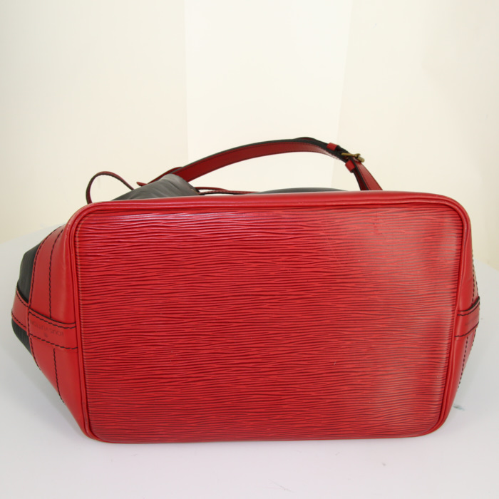 Sac cabas Louis Vuitton grand Noé en cuir épi bicolore noir et rouge - Detail D5