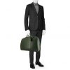Bolsa de viaje Louis Vuitton Kendall modelo grande en cuero taiga verde - Detail D1 thumbnail