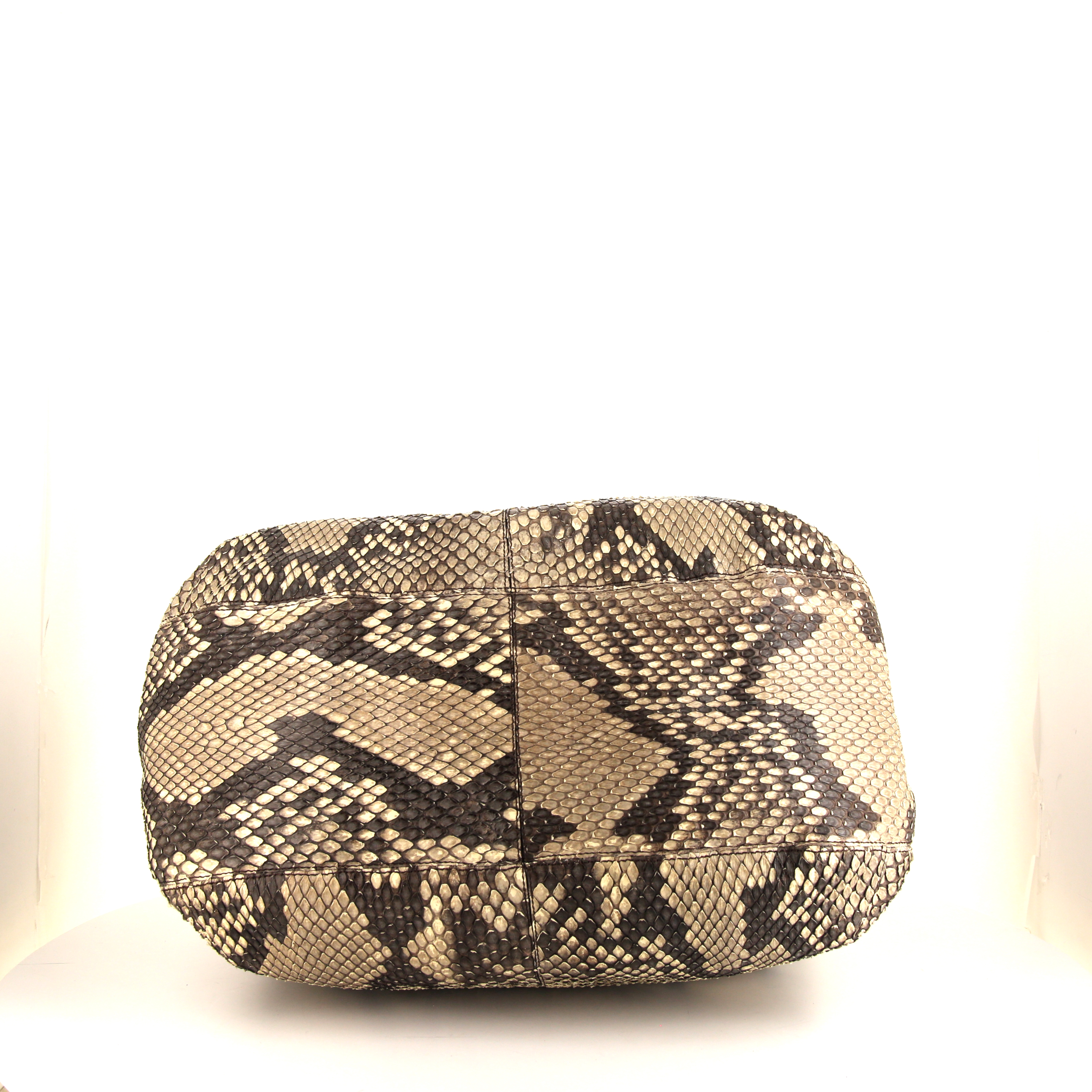 Bolso de mano Cartier Marcello en piel de pitón beige - Detail D4