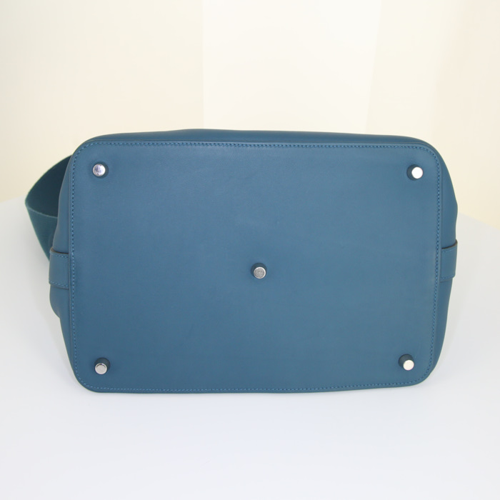 Bolso de mano Hermès Tool Box modelo mediano en cuero swift azul verdoso - Detail D5