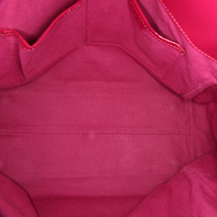 Bolso de mano Burberry en charol fucsia - Detail D2