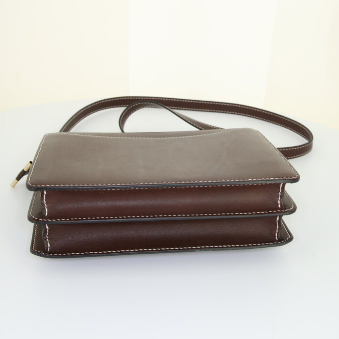 Bolso bandolera Hermès Roulis en cuero swift marrón chocolate - Detail D4