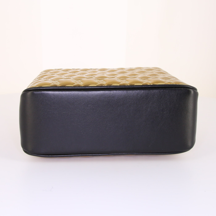 Bolso de mano Christian Louboutin en charol dorado - Detail D5