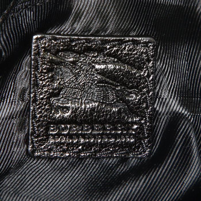 Burberry bag worn on the shoulder or carried in the hand in black leather - Detail D3