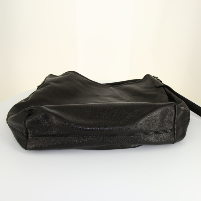 Burberry bag worn on the shoulder or carried in the hand in black leather - Detail D4