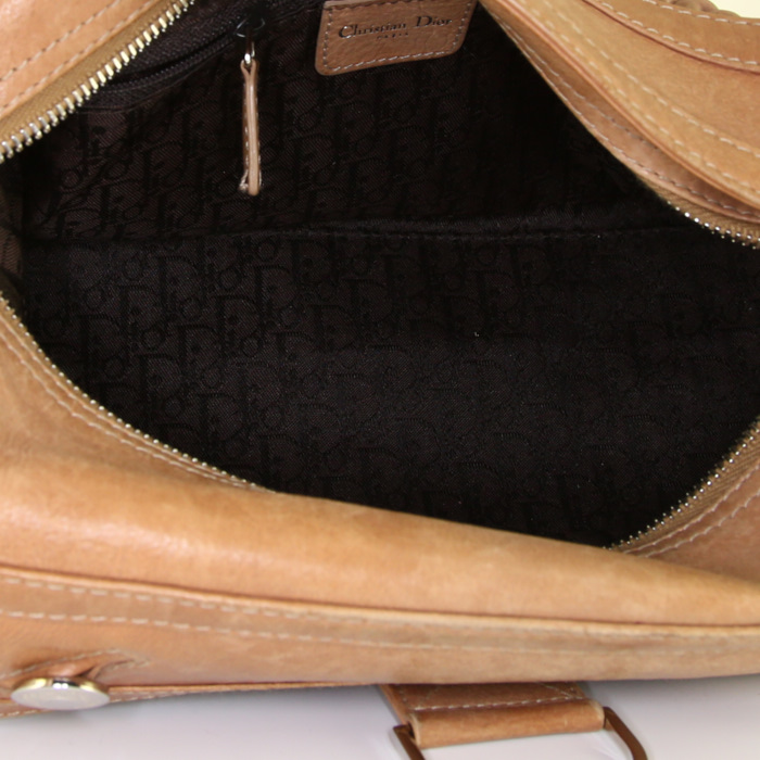Bolso para llevar al hombro o en la mano Dior Flight en cuero beige - Detail D2