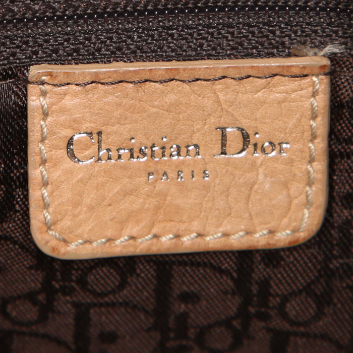 Bolso para llevar al hombro o en la mano Dior Flight en cuero beige - Detail D3