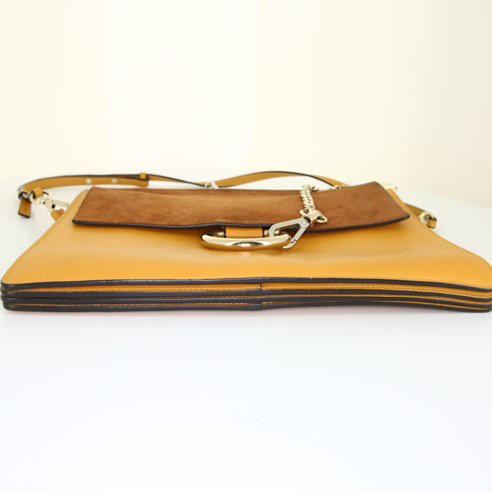 Bolso bandolera Chloé Faye modelo mediano en cuero color mostaza y ante marrón - Detail D4