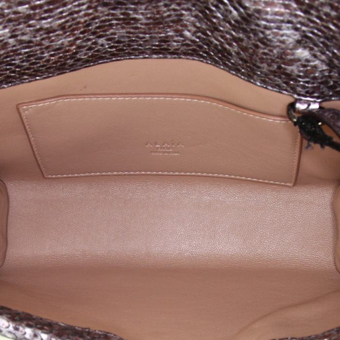 Bolsito de mano Alaïa en piel de pitón marrón dorada - Detail D2