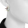 Paire de boucles d'oreilles Dior Gourmande en or jaune,  saphirs violets et diamants et en quartz vert - Detail D1 thumbnail
