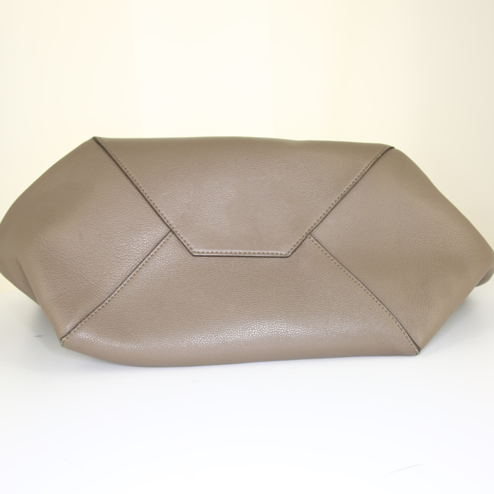 Shopping bag Celine Cabas Phantom in pelle martellata color talpa - Detail D4