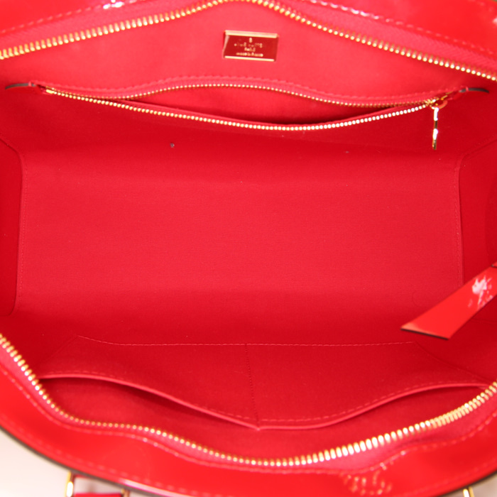 Borsa Louis Vuitton Brea in pelle verniciata monogram rossa - Detail D3