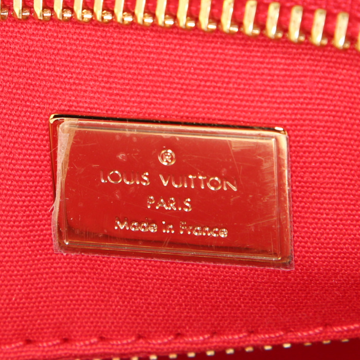Borsa Louis Vuitton Brea in pelle verniciata monogram rossa - Detail D4