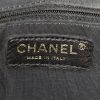 Sac bandoulière Chanel Shopping PTT en cuir grainé matelassé noir - Detail D3 thumbnail