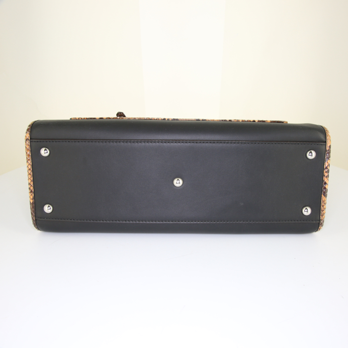 Bolso de mano Fendi Runaway en cuero negro y piel de pitón roja - Detail D5