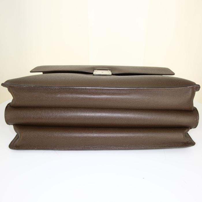 Porte-documents Louis Vuitton Robusto en cuir taiga marron - Detail D4