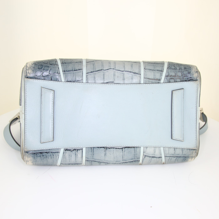 Borsa da spalla o a mano Givenchy Antigona in pelle grigia simil coccodrillo - Detail D5