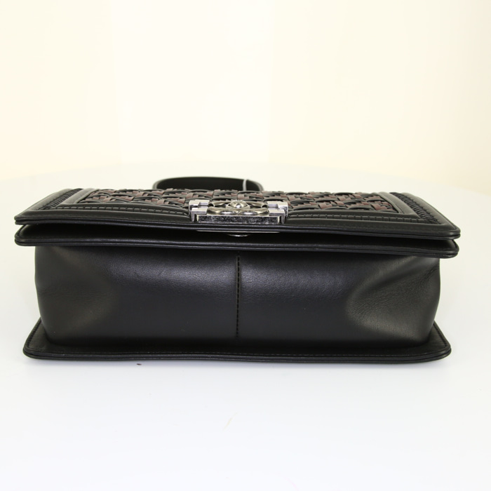 Sac bandoulière Chanel Boy en cuir tressé noir et rouge - Detail D5