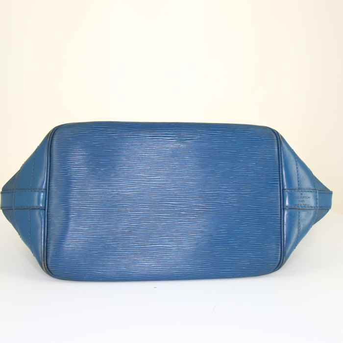 Sac cabas Louis Vuitton grand Noé grand modèle en cuir épi bleu - Detail D4