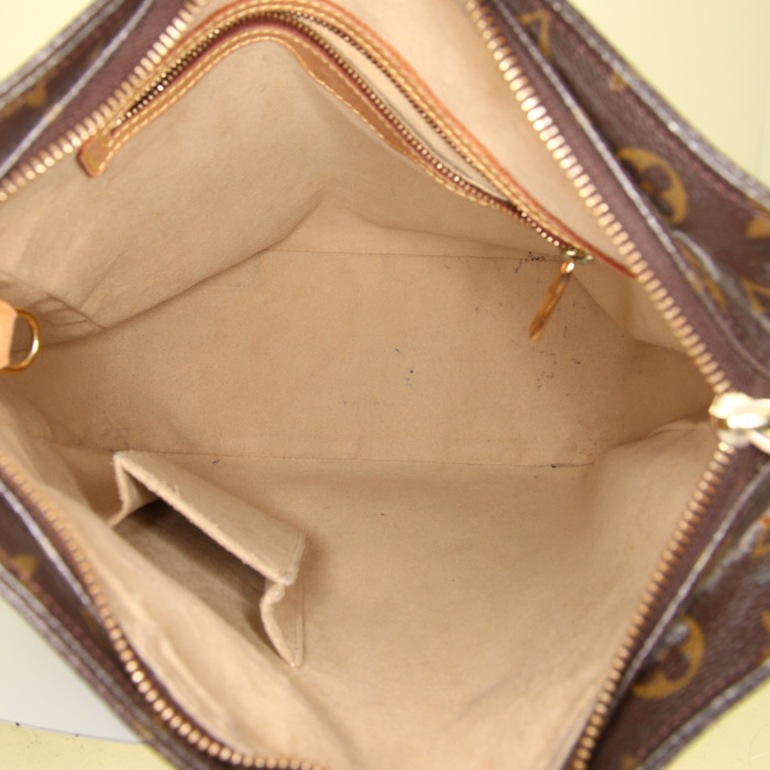 Bolso de mano Louis Vuitton Looping modelo grande en lona Monogram marrón y cuero natural - Detail D2
