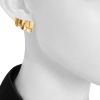 Fred Une île d'or earrings in yellow gold - Detail D1 thumbnail