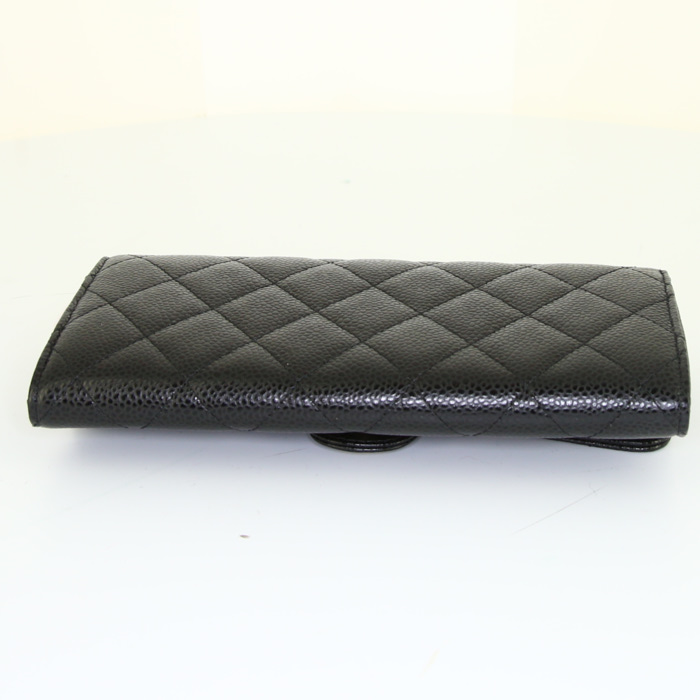 Chanel Classic Wallet wallet in black quilted grained leather - Detail D4