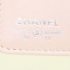 Billetera Chanel en cuero granulado beige - Detail D3 thumbnail