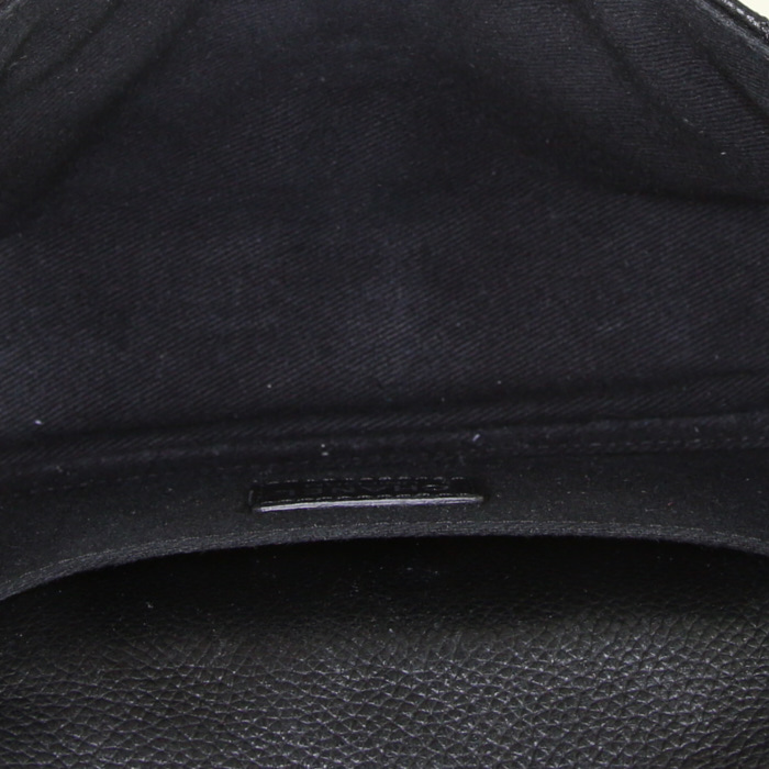 Bolsito-cinturón Chanel en cuero granulado acolchado negro - Detail D2