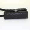 Bolsito-cinturón Chanel en cuero granulado acolchado negro - Detail D4 thumbnail