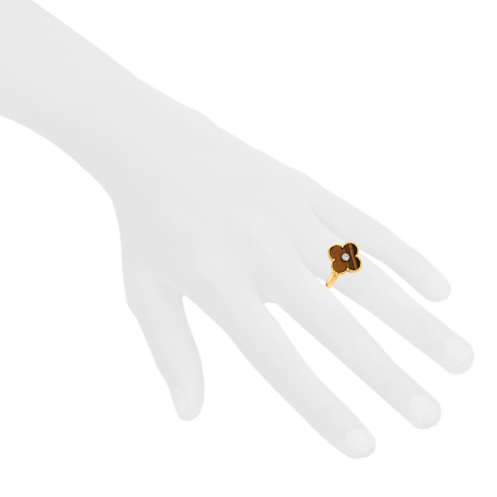 Bague Van Cleef & Arpels Alhambra en or jaune,  oeil de tigre et diamant - Detail D1