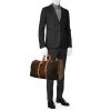 Bolsa de viaje Louis Vuitton Keepall 55 cm en lona Monogram marrón y cuero natural - Detail D1 thumbnail