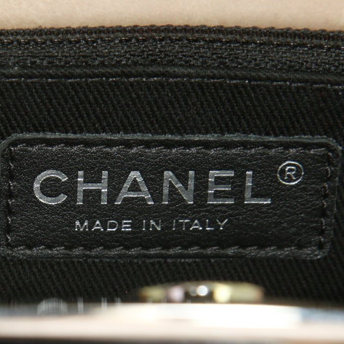 Bolso de CC Delivey Chanel en cuero acolchado beige - Detail D4