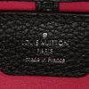 Borsa Louis Vuitton Capucines in pelle martellata nera - Detail D4 thumbnail