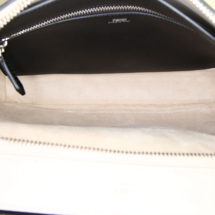 Fendi Dotcom large model bag worn on the shoulder or carried in the hand in beige leather - Detail D3