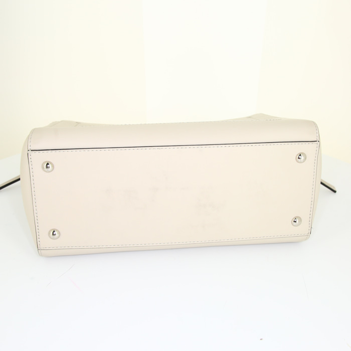 Sac porté épaule ou main Fendi Dotcom grand modèle en cuir beige - Detail D5